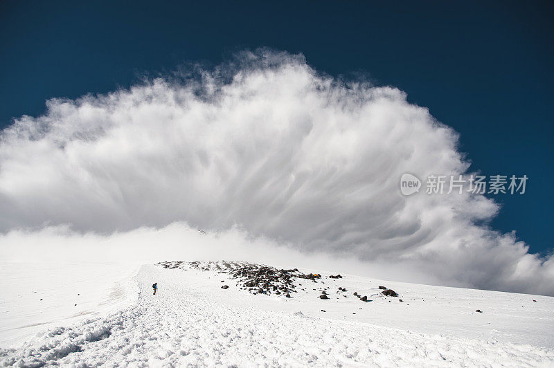 乌云笼罩着冰雪覆盖的厄尔布鲁斯山
