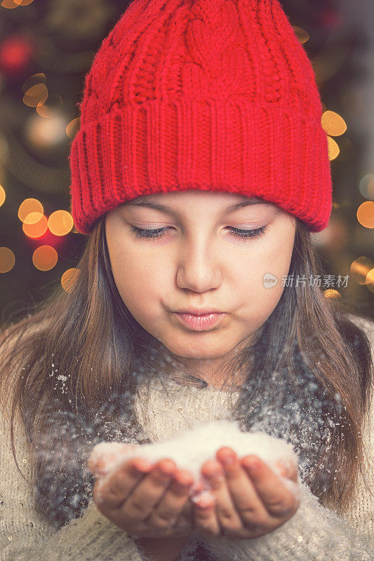 快乐的小女孩在玩雪