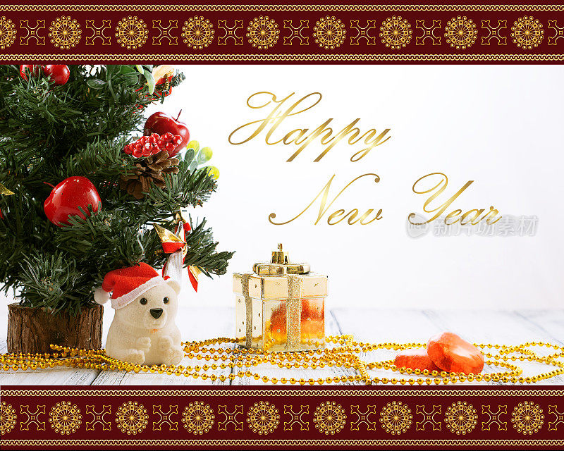 贺卡与圣诞树，金色礼盒，球，玩具熊，糖果和装饰品在复古复古的白色桌子孤立在白色与红色和金色的装饰