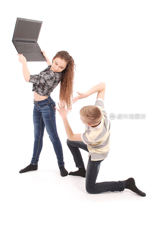 男孩和女孩为了一台笔记本打架