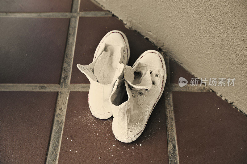 地板上有洗过的白色运动鞋