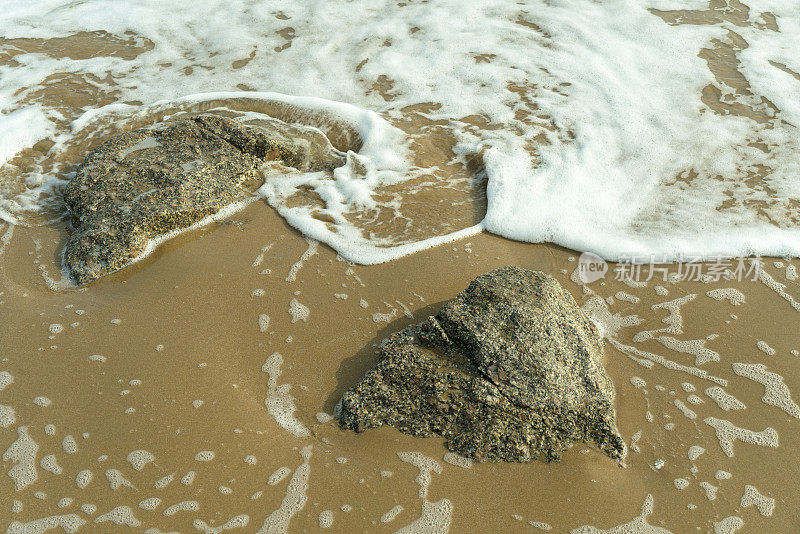 海浪拍打着礁石