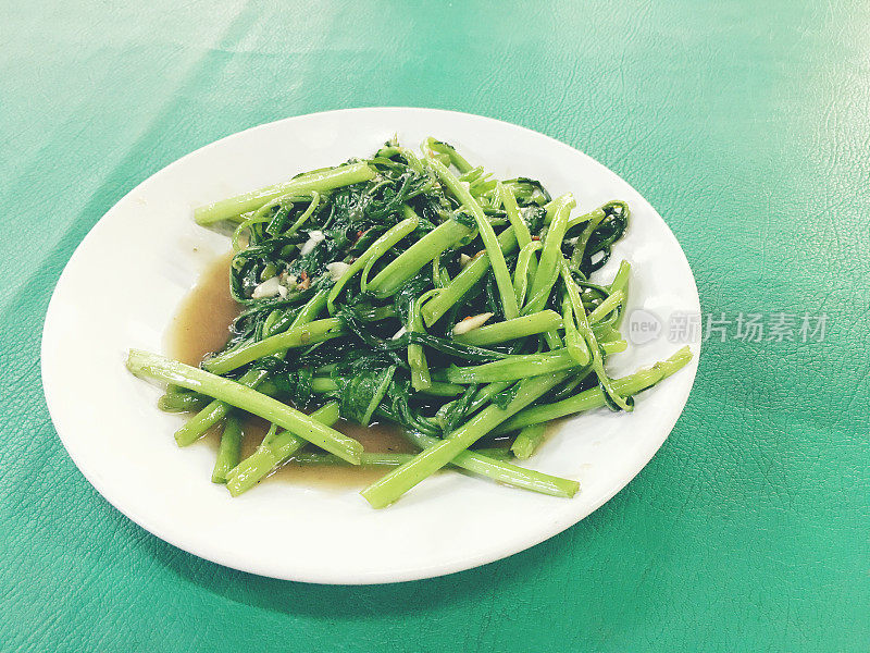 炒水菠菜或牵牛花泰国式食物。复古的基调。