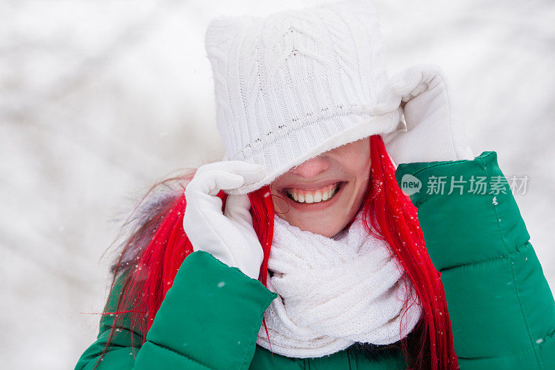 白雪森林里一个女孩的肖像