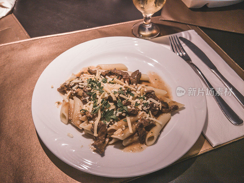 在美食餐厅里的一种带有肉诱饵和美味酱汁的通心粉