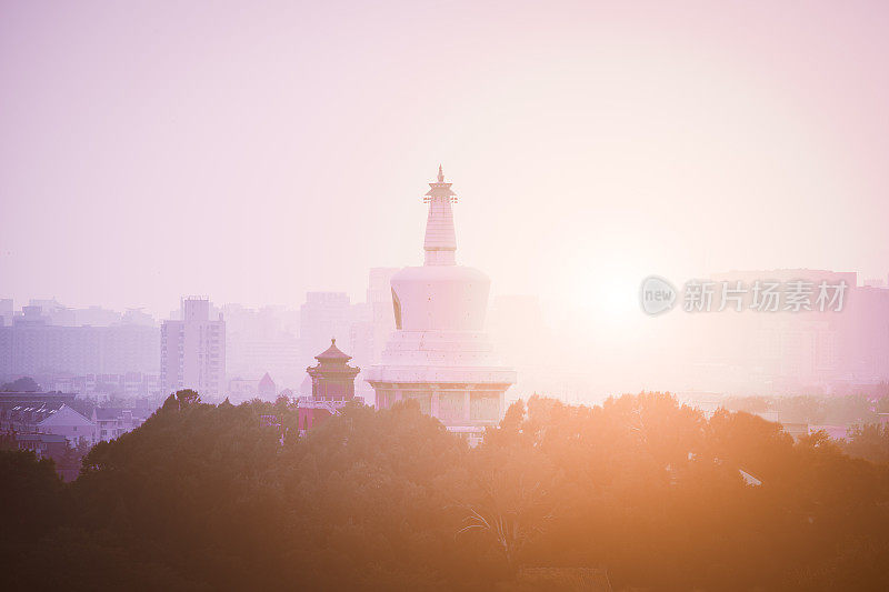 日落时分的北京白塔