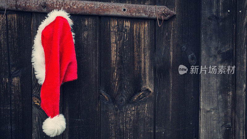 圣诞老人的帽子挂在乡下人的门上。
