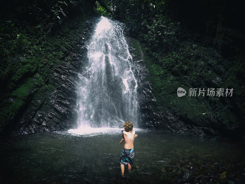 孩子们在丛林中探险