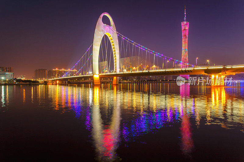 日落时分的灯光秀，珠江现代大桥和广州金融区现代大厦