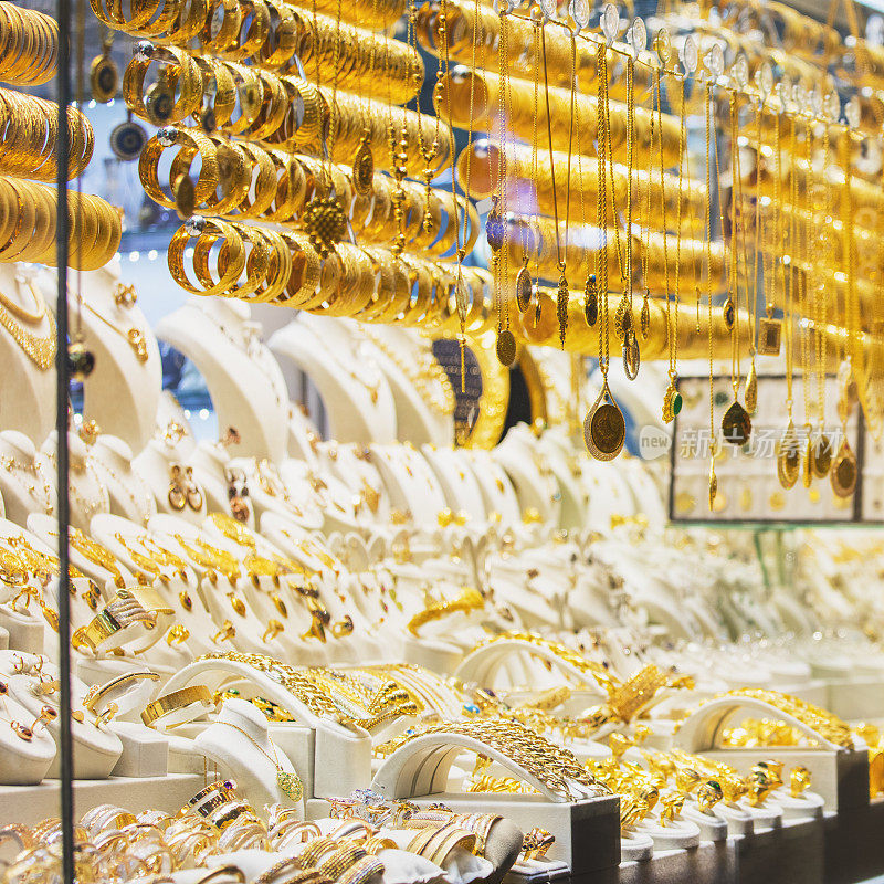 土耳其伊斯坦布尔，大巴扎，有珠宝店和金手镯的橱窗