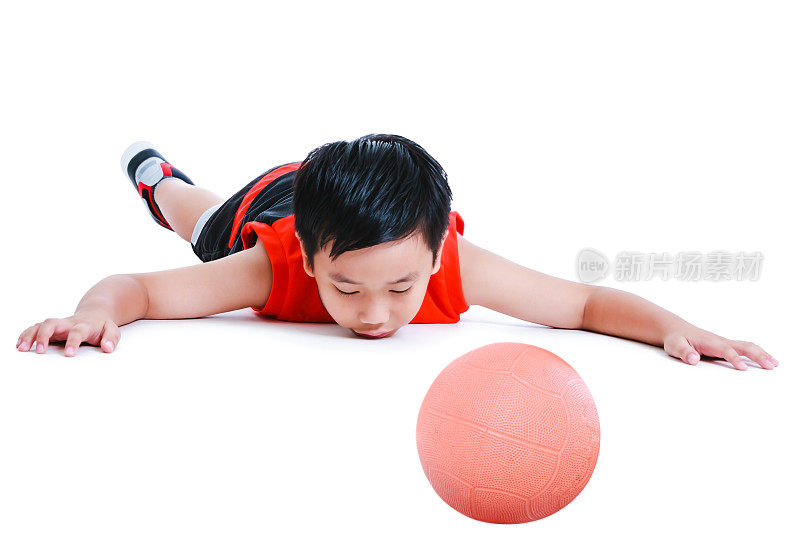 事故的运动。儿童俯卧位与球无意识。孤立在白色的。