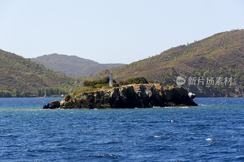 位于土耳其博德鲁姆格拉的爱琴海戈科娃湾岩石岛屿上的海灯