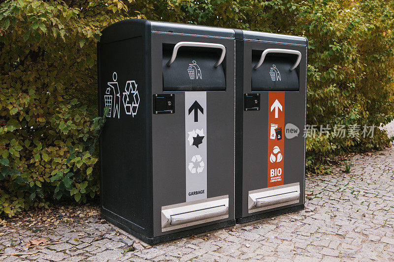 现代智能垃圾箱。垃圾收集。垃圾和可降解废物分开收集。
