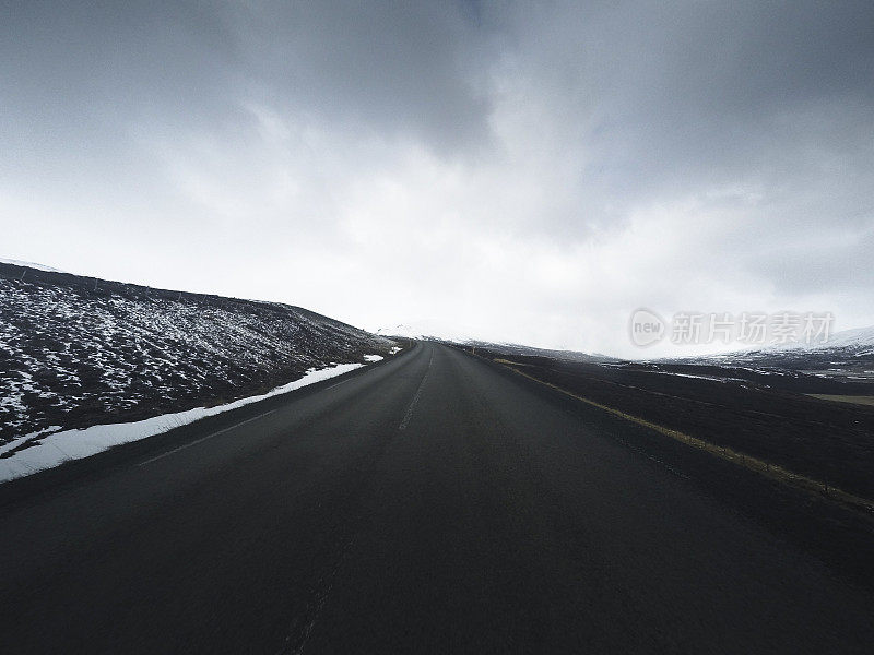 冰岛下雪的道路