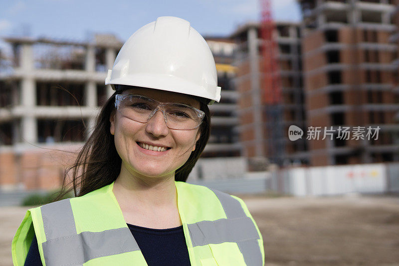 一个女工程师在建筑工地的特写