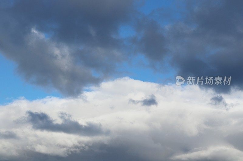 蓝色天空中蓬松的白云