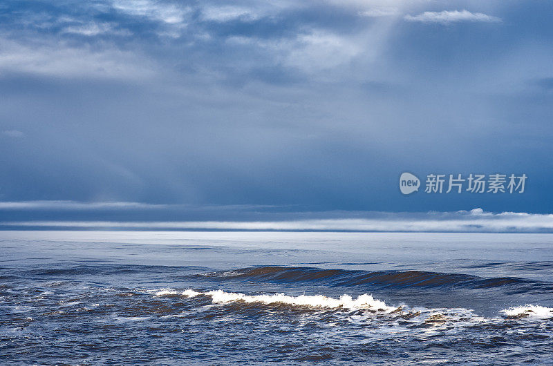 浪花浪花的海滩，海边，阴天，阳光