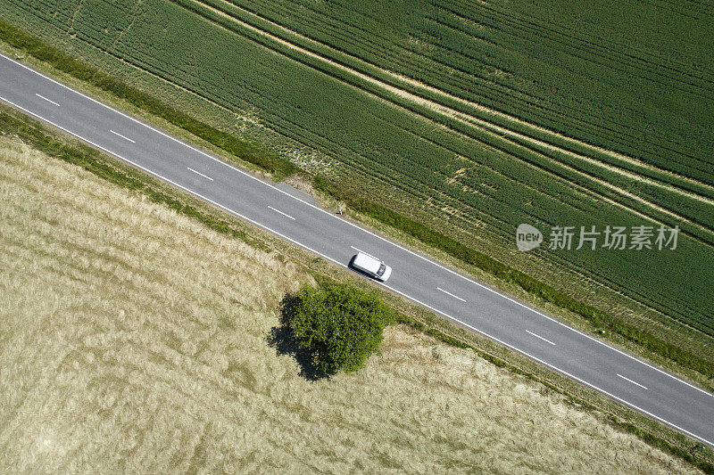 穿越乡村景色的道路