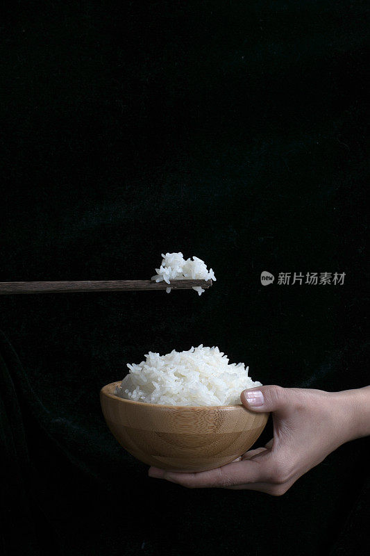 捧着一木碗米饭
