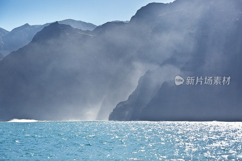 神秘的迷雾纳帕里海岸和威美亚峡谷，考艾岛，夏威夷