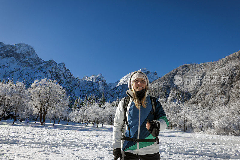 一个年轻的女人享受冬天的清晨田园，朱利安阿尔卑斯山，欧洲，意大利