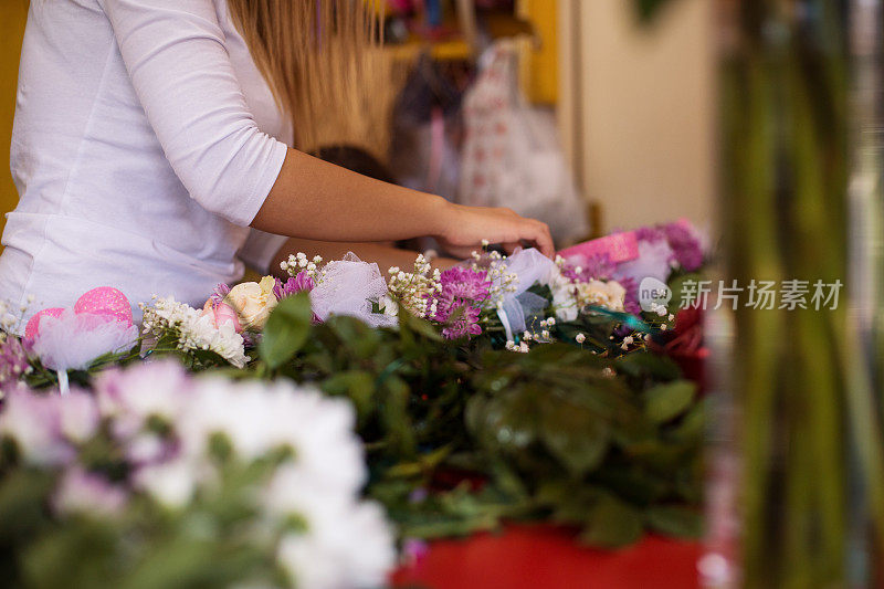 花商准备婚礼装饰