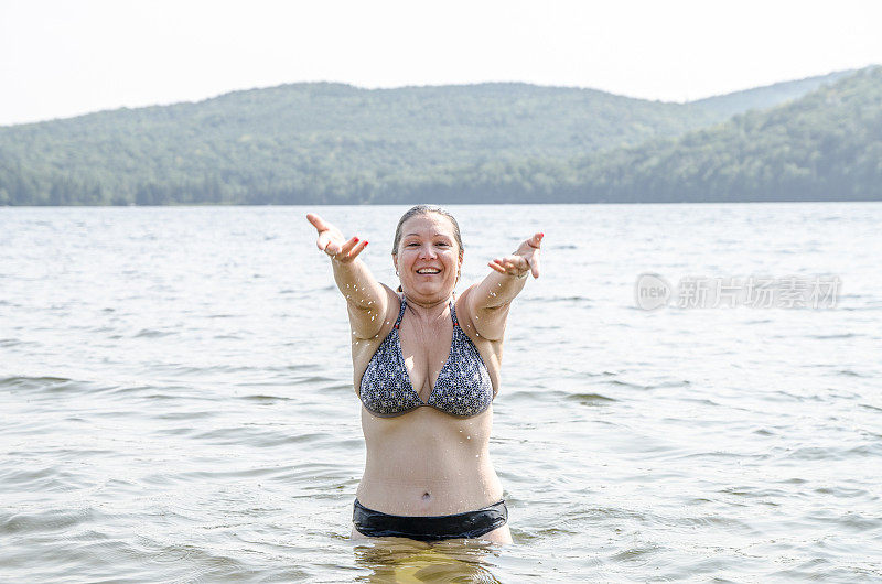 一个女人邀请你在炎热的夏天和她一起到湖里游泳