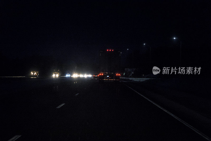夜间冬季高速公路半挂车车队