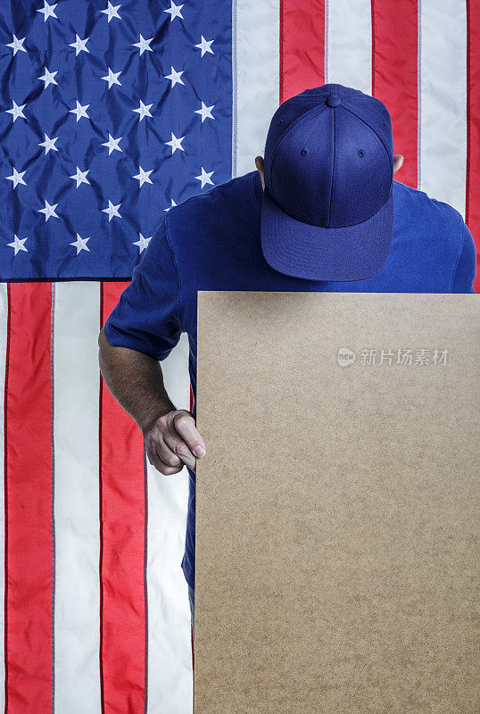 美国国旗蓝帽老人手持空白纸板