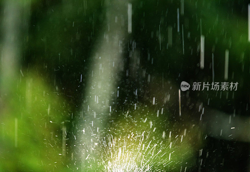 倾盆大雨