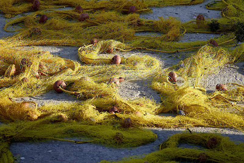 黄澄澄的渔网躺在地上