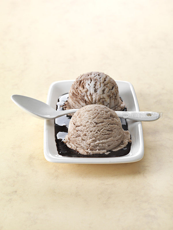 一勺巧克力冰淇淋加巧克力酱