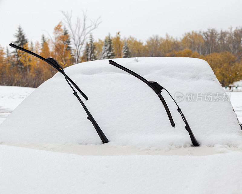 雪覆盖的汽车与抬高的挡风玻璃雨刷