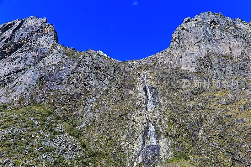 卡迪勒拉・布兰卡山脉的田园诗般的瀑布，引人注目的风景――秘鲁的安第斯山脉