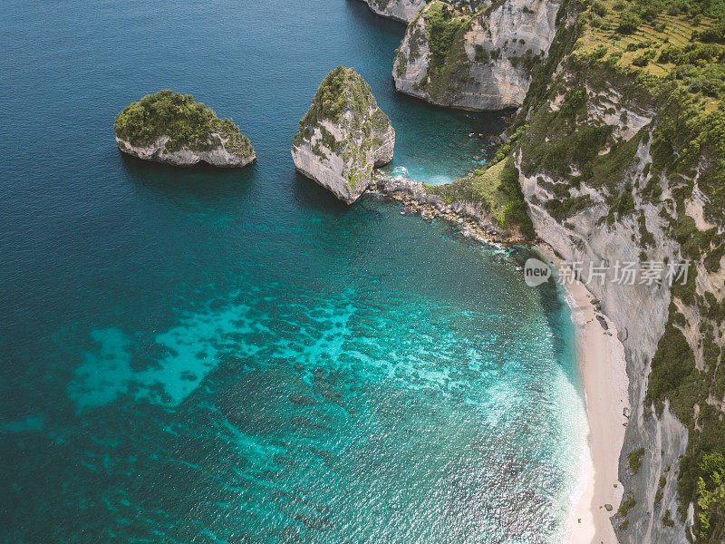 无人机鸟瞰巴厘岛努沙佩尼达美丽的石灰岩悬崖和海景