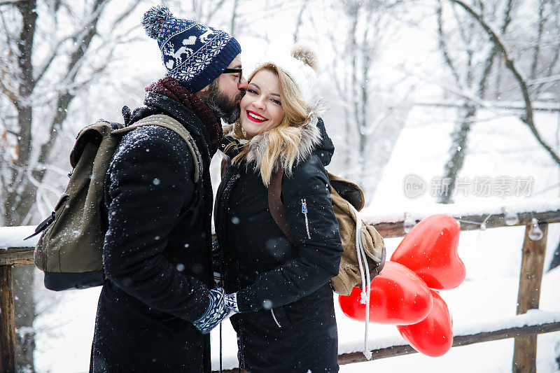 情侣在气球相爱-冬天的圣瓦伦丁