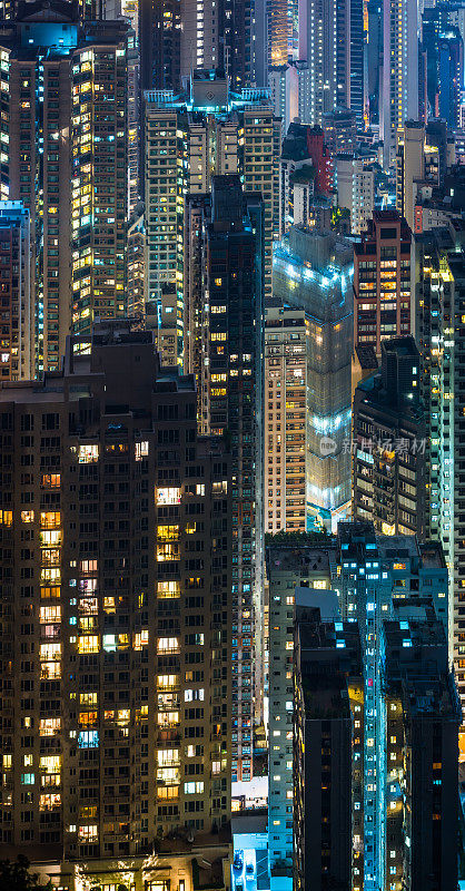 夜晚的中国香港，未来主义霓虹摩天大楼中的高层公寓