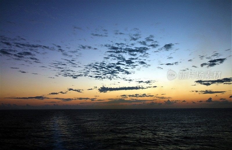 在海上日落