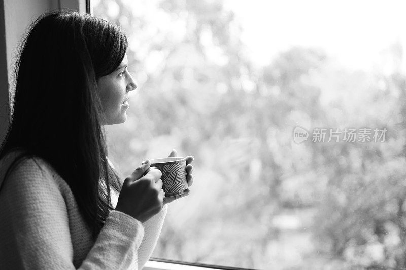 在窗边喝咖啡