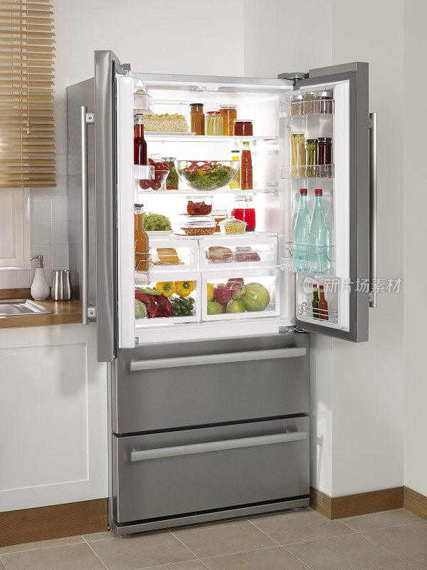 家庭厨房里的大冰箱