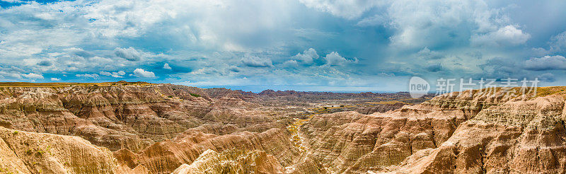 在美国南达科他州的Badlands国家公园被侵蚀岩层的全景