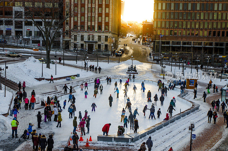 冬天的一天，人群在魁北克市中心的尤维尔广场上滑冰