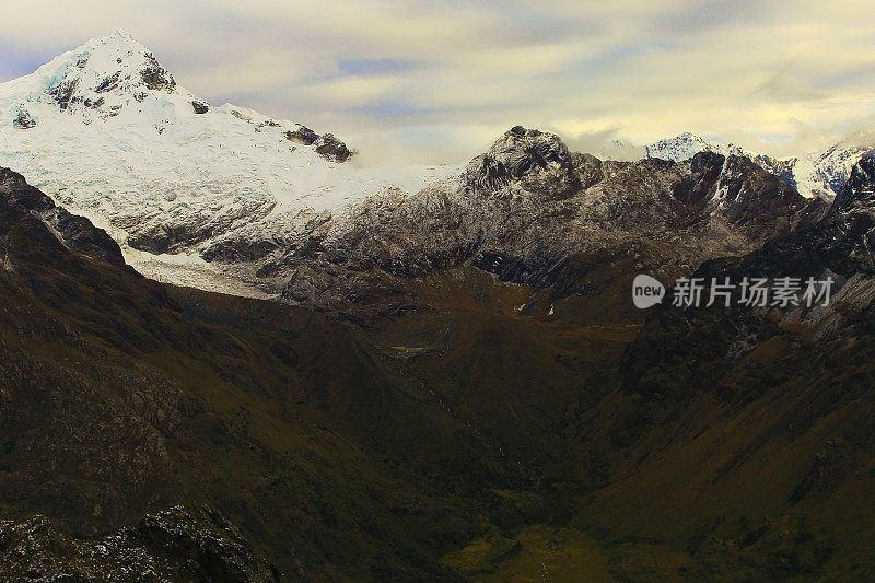 长时间曝光:黎明时分的布兰卡山脉——秘鲁安卡什的瓦拉兹