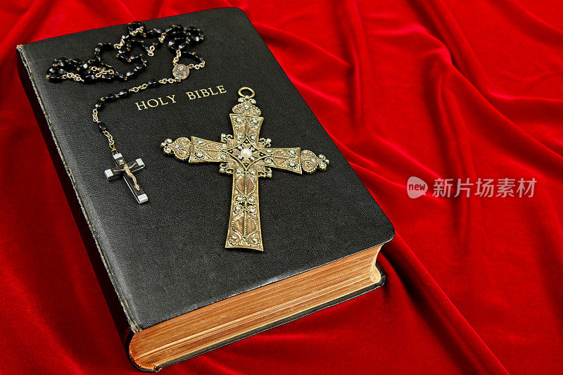 红色天鹅绒上有十字架和十字架的圣经