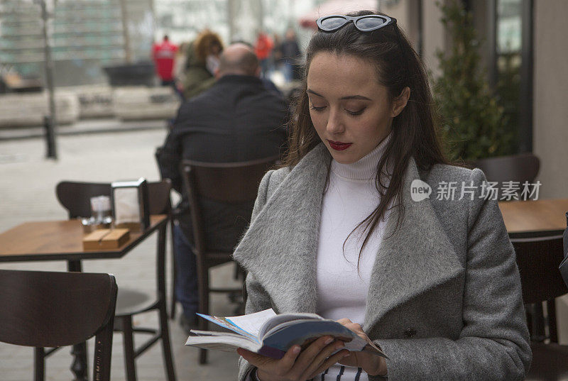 年轻的俄罗斯女子在土耳其伊斯坦布尔卡拉科伊咖啡馆摆姿势