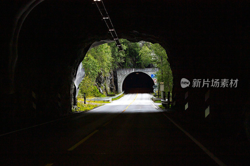 从挪威的一条隧道公路上看一条隧道