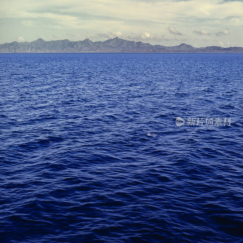 海景与山脉在水平