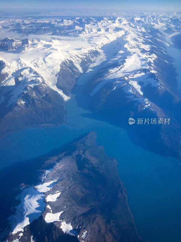 从空中俯瞰阿拉斯加的一条冰河流入大海。