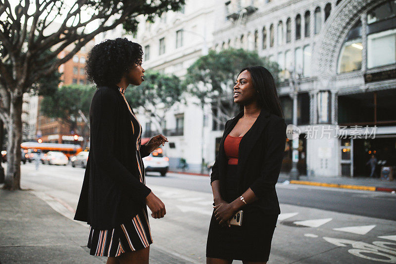 两个年轻的女性朋友在洛杉矶市中心聊天