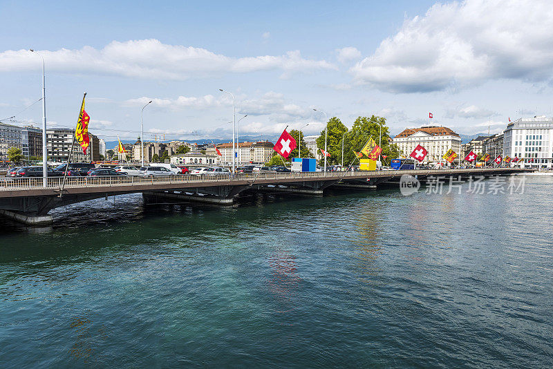 勃朗峰大桥和瑞士国旗与摩天轮日内瓦，瑞士